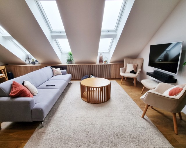 Moderná obývačka s gaučom a kreslom od architekta